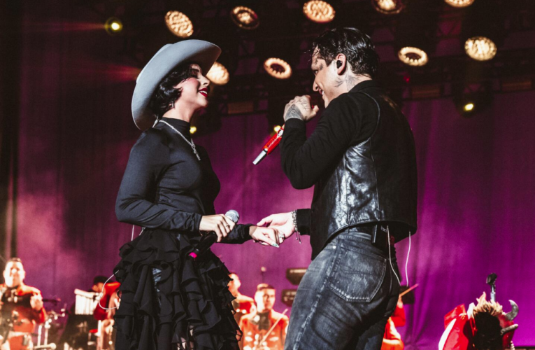 ¡Polémica en el aire! Christian Nodal y Ángela Aguilar desatan controversia al lucir outfits combinados en pleno concierto. **¿Están enviando un mensaje oculto?** ¡Descubre la reacción del público!