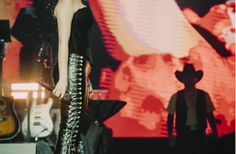 ¡Sorpresa en el concierto! 🙊😱 Ángela Aguilar recibe una declaración de amor de un fan, y Nodal responde con beso a su esposa para demostrar que su amor es a prueba de todo 💍❤️ ¿La boda del año? 👏🏻😆