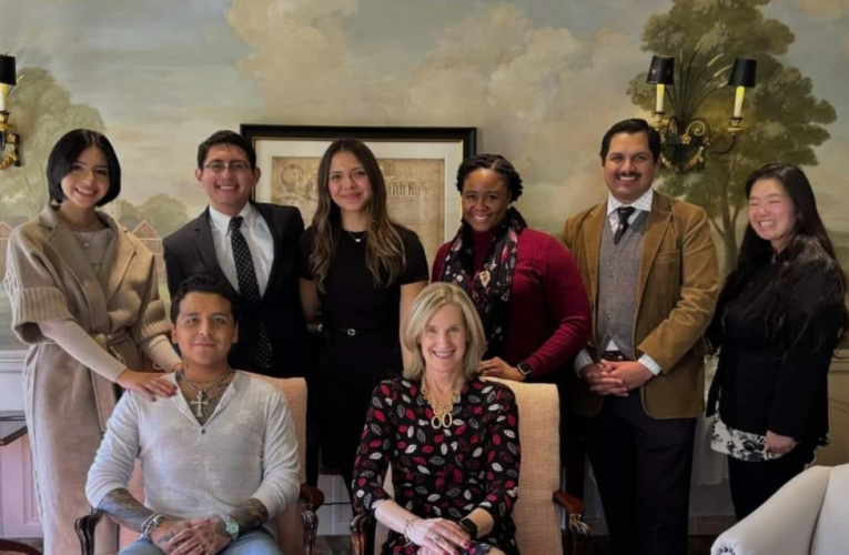 Acompañado de Ángela Aguilar, su influencia mexicana brilla a nivel mundial.