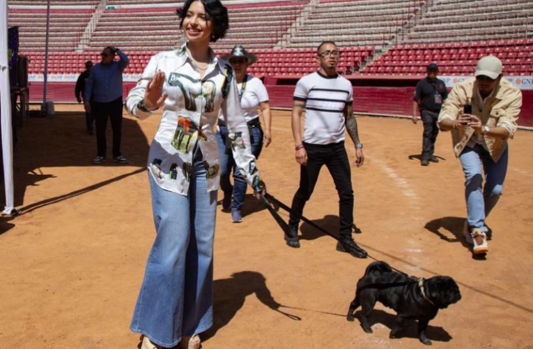 ¡Impactante! ÁNGELA AGUILAR CELEBRA SUS 21 AÑOS EN MEDIO DE ACUSACIONES DE PLAGIO, PERO TAMBIÉN RODEADA DE LA FELICIDAD DE SU MATRIMONIO. ¿Cómo maneja esta polémica mientras brilla en su día especial?La más reciente polémica que envuelve a Ángela Aguilar surgió tras el lanzamiento de su sencillo “Abrázame”, el pasado 29 de agosto   Ángela Aguilar celebra cumpleaños 21 en medio de uno de los momentos más turbulentos de su carrera. A pesar de ser una de las voces más prometedoras de la música regional mexicana y estar en el centro de atención por su matrimonio con Christian Nodal, su vida personal y profesional se ha visto empañada por una serie de controversias.                   Entre ellas, destacan las recientes acusaciones de plagio que rodean su más reciente sencillo y una demanda interpuesta por una de sus excoristas.  El escándalo por supuesto plagio    La más reciente polémica que envuelve a Ángela Aguilar surgió tras el lanzamiento de su sencillo “Abrázame”, el pasado 29 de agosto, en colaboración con el compositor Felipe Botello. Lo que parecía ser un nuevo éxito para la joven cantante se ha convertido en una fuente de controversia, ya que algunos fanáticos han señalado que la melodía de la canción guarda un gran parecido con “Buenas noches vecindad”, un tema musical que se hizo famoso en la serie de televisión El Chavo del 8.  Aunque las letras de “Abrázame” y “Buenas noches vecindad” son completamente distintas, los usuarios en redes sociales han destacado la similitud entre las melodías, lo que ha provocado un debate sobre si Ángela se inspiró en el tema clásico del programa o si todo es una coincidencia. Las comparaciones no han tardado en viralizarse, lo que ha puesto a la joven intérprete en el centro de las críticas.  ¿Plagio o simple coincidencia?    Las opiniones se han dividido. Mientras algunos de sus seguidores defienden a Ángela argumentando que se trata de una coincidencia, otros creen que la cantante pudo haber tomado influencias del tema de El Chavo del 8 sin reconocerlo públicamente. Este escándalo ha sido un golpe para la imagen de Ángela, quien siempre se ha esforzado por labrar una carrera propia, más allá de la sombra de su famoso padre, Pepe Aguilar.  El tema ha escalado a tal punto que algunos internautas han solicitado que expertos en música realicen un análisis detallado de ambas canciones para determinar si efectivamente hay un caso de plagio o si se trata simplemente de una casualidad musical. Hasta el momento, Florinda Meza, viuda de Roberto Gómez Bolaños y guardiana del legado de El Chavo del 8, no ha emitido comentarios al respecto, pero en las redes sociales, el tema sigue siendo un punto de discusión.  Otras polémicas en la vida de Ángela El supuesto plagio no es el único problema que enfrenta Ángela Aguilar en estos días. La joven cantante también ha sido demandada por una de sus excoristas, quien asegura que fue despedida de manera injustificada. Este nuevo enfrentamiento legal ha generado aún más titulares, lo que ha complicado el panorama para la artista en un momento que debería ser de celebración.  A pesar de estos conflictos, Ángela continúa presentándose en escenarios y promocionando su música, aunque ahora lo hace bajo una intensa observación mediática. Sus fans, que han seguido su carrera desde sus inicios, esperan que la joven supere estos obstáculos y siga consolidándose como una de las figuras más importantes de la música regional mexicana.  El matrimonio con Christian Nodal: entre amor y tensión A lo largo de este año, la vida personal de Ángela Aguilar ha sido motivo de grandes titulares, especialmente tras su matrimonio con el también cantante Christian Nodal. La pareja confirmó su relación en julio y rápidamente contrajeron matrimonio en una ceremonia privada en Zacatecas. Desde entonces, han compartido en redes sociales algunos momentos de su vida juntos, incluyendo tiernas fotos de sus primeros meses de casados.  Sin embargo, su matrimonio también ha estado envuelto en polémicas. En septiembre, se rumoreó que la pareja había tenido una fuerte discusión antes de que Nodal fuera hospitalizado por un problema de salud. Aunque ninguno de los dos ha comentado públicamente sobre esta supuesta pelea, los rumores no han dejado de circular. A pesar de estos desafíos, ambos han declarado en entrevistas lo felices que están en esta nueva etapa de sus vidas.  Ángela, por su parte, ha asegurado que su vida de casada con Nodal es “mucho más hermosa de lo que imaginaba” y que, a pesar de los obstáculos, ambos están comprometidos a hacer que su relación funcione.  Un futuro incierto Este vigésimo cumpleaños marca un punto de inflexión en la vida de Ángela Aguilar. La joven enfrenta una encrucijada en la que debe equilibrar su vida personal con una carrera musical que, si bien ha alcanzado grandes éxitos, ahora está en riesgo debido a las polémicas. Las acusaciones de plagio y la demanda de su excorista representan retos importantes que pondrán a prueba su capacidad para manejar la presión mediática y legal.  Ángela, con su innegable talento y el legado de la familia Aguilar detrás de ella, tiene todas las herramientas para superar estos obstáculos. Sin embargo, su futuro dependerá de cómo afronte estas controversias y de si logra seguir destacándose en la música más allá de los escándalos que ahora la rodean.