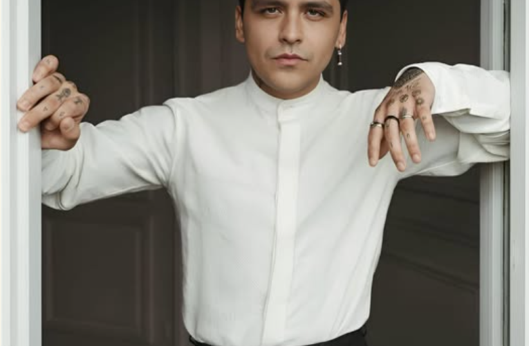 ¡Increíble! Christian Nodal es nombrado uno de los “rostros más bellos” del 2024 por People en Español 😱🔥 Descubre cómo el ícono del regional mexicano conquista no solo con su música, sino también con su indiscutible atractivo que lo lleva a ser tendencia mundial. 🌟